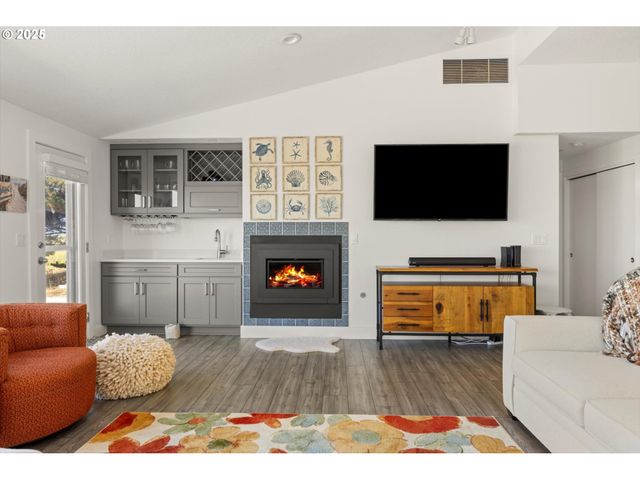 89026 OCEAN Dr, Warrenton, OR 97146