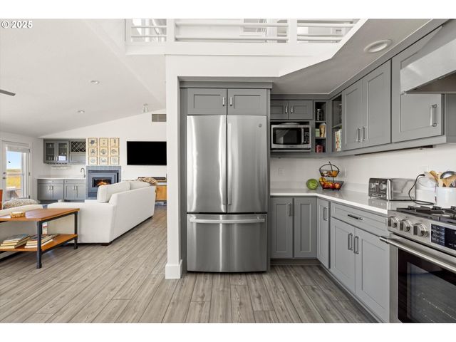 89026 OCEAN Dr, Warrenton, OR 97146