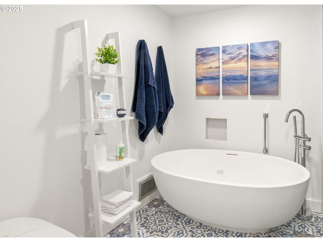 89026 OCEAN Dr, Warrenton, OR 97146