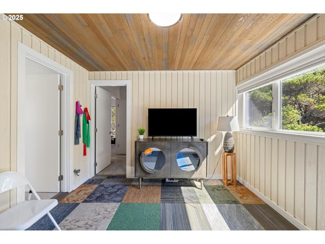 89026 OCEAN Dr, Warrenton, OR 97146