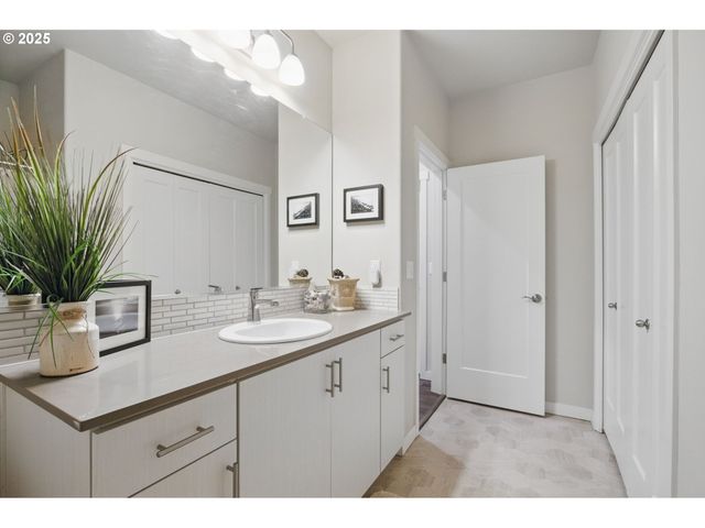 16322 Nw CHADWICK Way 303, Portland, OR 97229