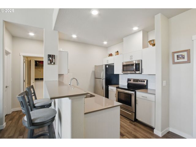 16322 Nw CHADWICK Way 303, Portland, OR 97229