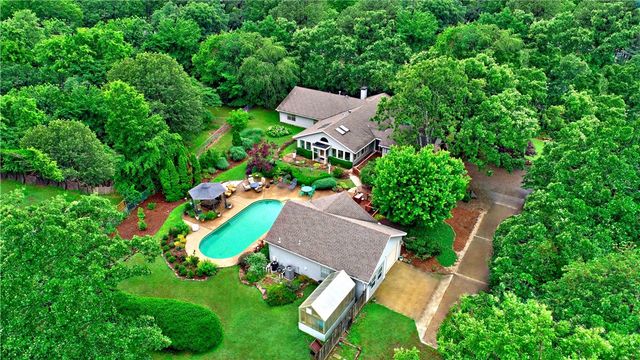 811 E Township Street, Fayetteville, AR 72703