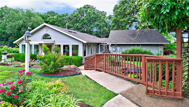 811 E Township Street, Fayetteville, AR 72703