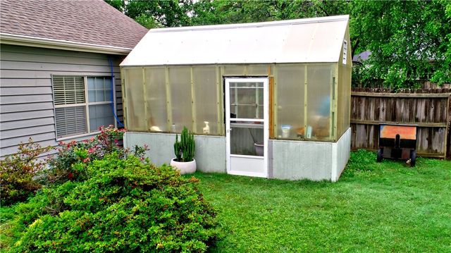 811 E Township Street, Fayetteville, AR 72703