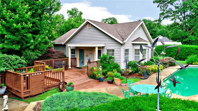 811 E Township Street, Fayetteville, AR 72703