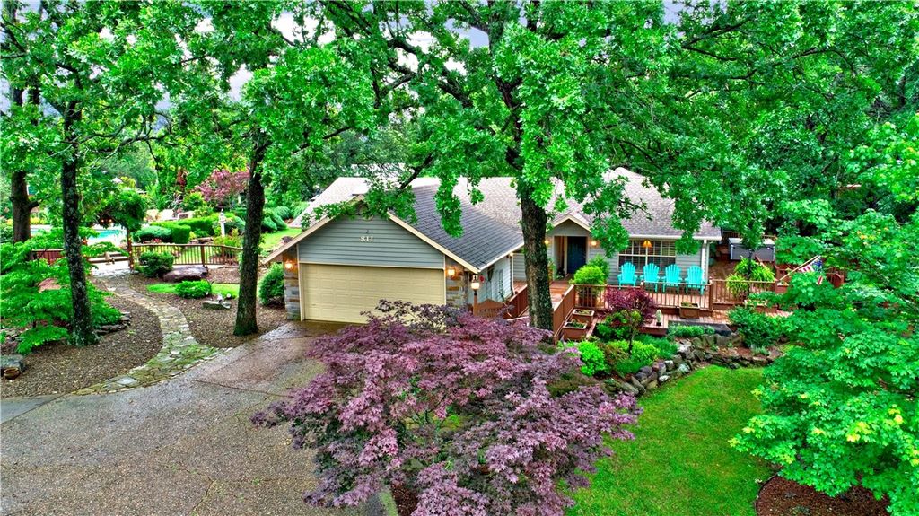 811 E Township Street, Fayetteville, AR 72703