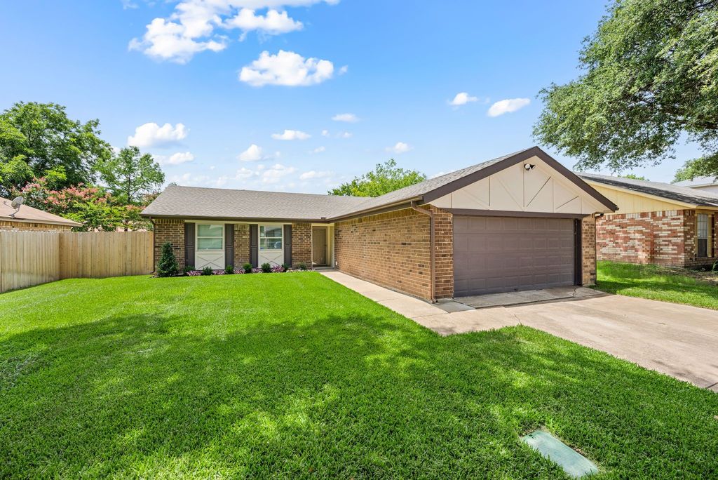 7529 Evergreen Drive, Watauga, TX 76148