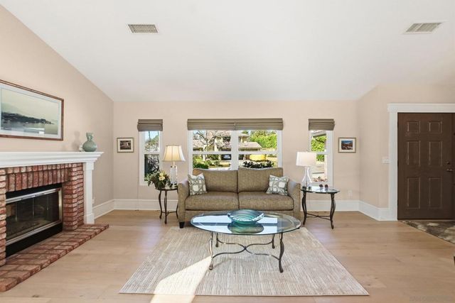 1693 Honeysuckle Ct, Encinitas, CA 92024