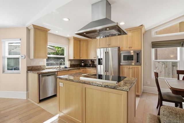 1693 Honeysuckle Ct, Encinitas, CA 92024