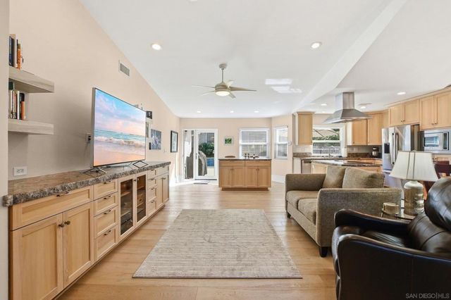1693 Honeysuckle Ct, Encinitas, CA 92024