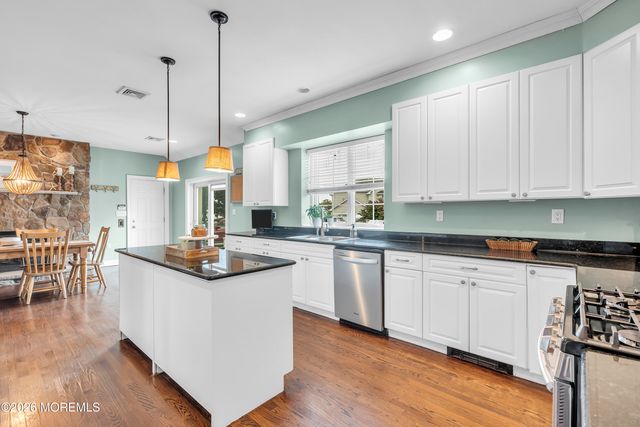 14 Winhar Place, Oceanport, NJ 07757