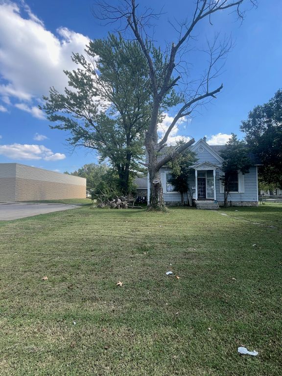 1011 S Madison Street, Webb City, MO 64870