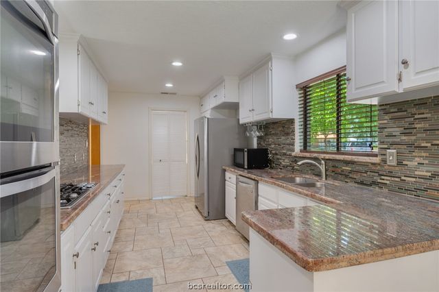 2301 Barak Lane, Bryan, TX 77802