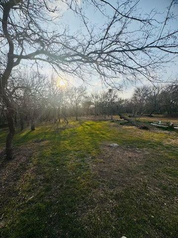 222 Legend Oaks DR, Dale, TX 78616