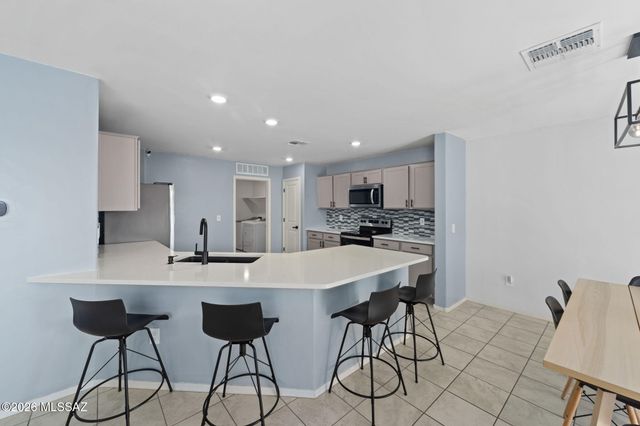 8018 S Golden Bell Drive, Tucson, AZ 85747