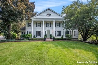 270 Lakeside Drive SE, East Grand Rapids, MI 49506