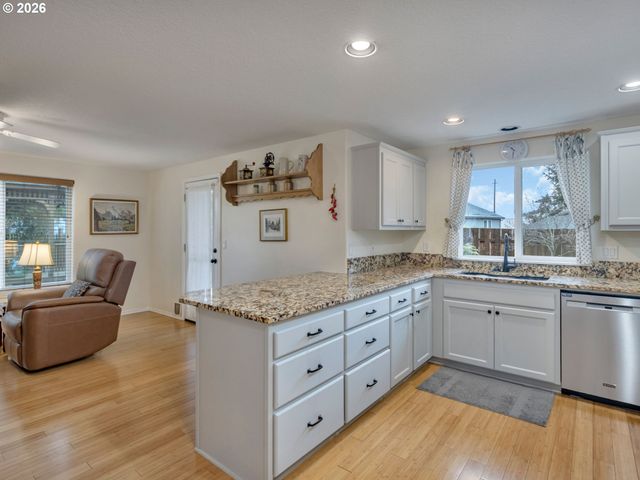 19220 COKERON Dr, Oregon City, OR 97045