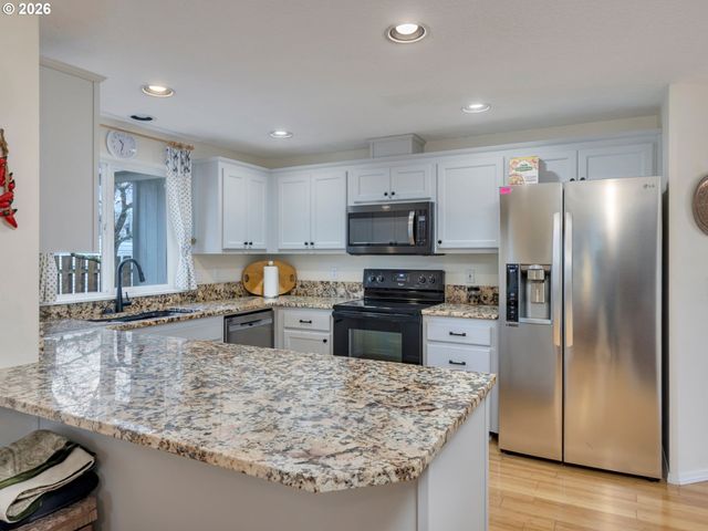 19220 COKERON Dr, Oregon City, OR 97045