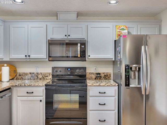 19220 COKERON Dr, Oregon City, OR 97045