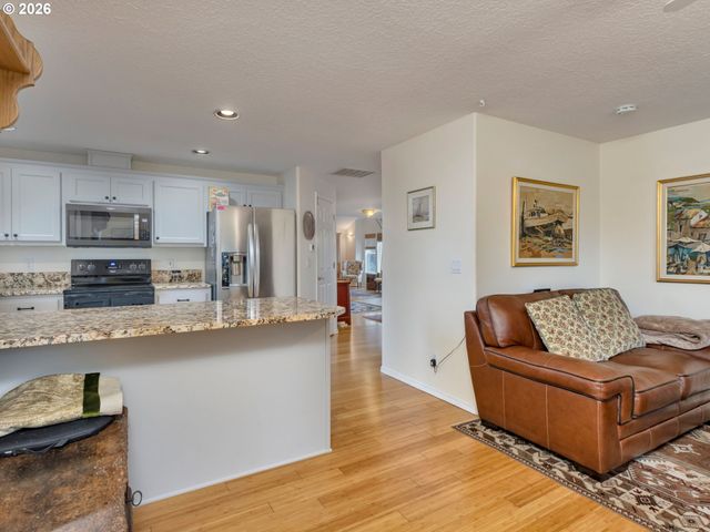 19220 COKERON Dr, Oregon City, OR 97045