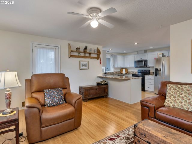 19220 COKERON Dr, Oregon City, OR 97045