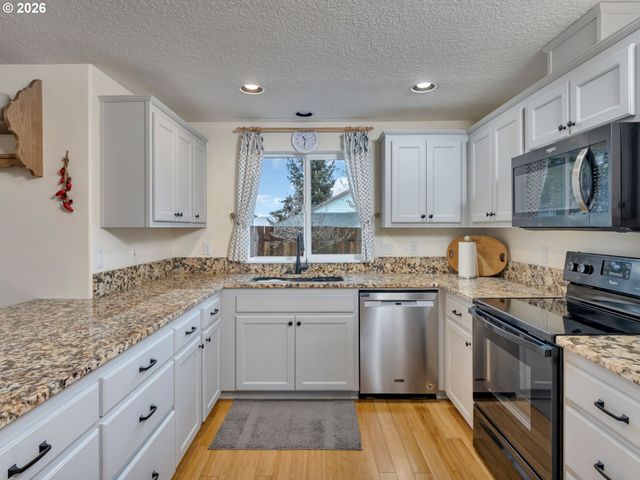 19220 COKERON Dr, Oregon City, OR 97045