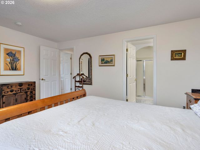 19220 COKERON Dr, Oregon City, OR 97045