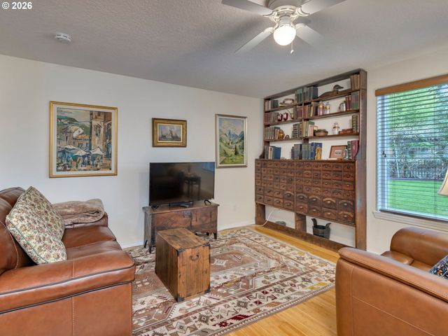 19220 COKERON Dr, Oregon City, OR 97045