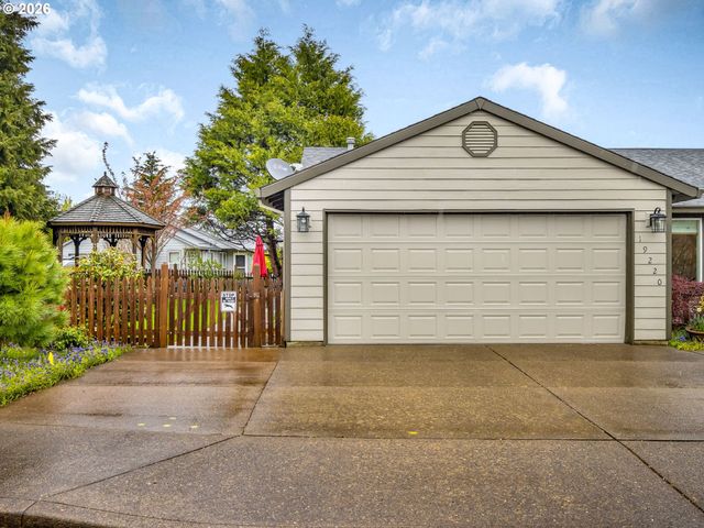 19220 COKERON Dr, Oregon City, OR 97045
