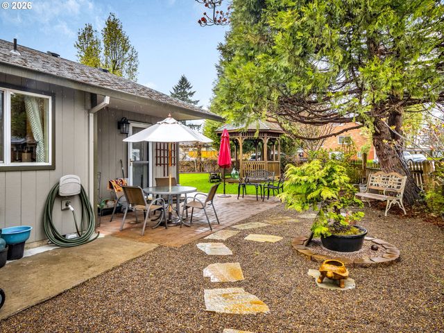 19220 COKERON Dr, Oregon City, OR 97045