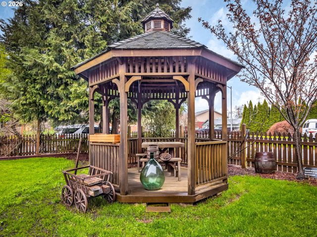 19220 COKERON Dr, Oregon City, OR 97045