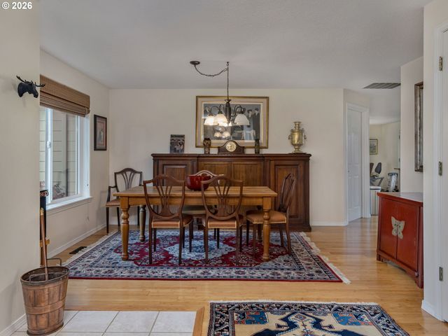 19220 COKERON Dr, Oregon City, OR 97045