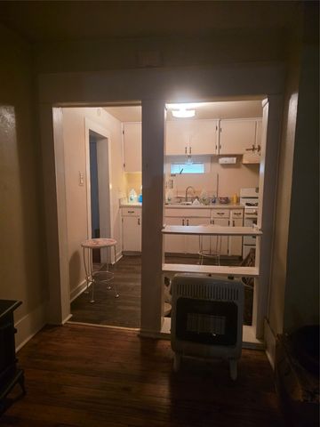 401 W Wilson Street, Cleburne, TX 76033