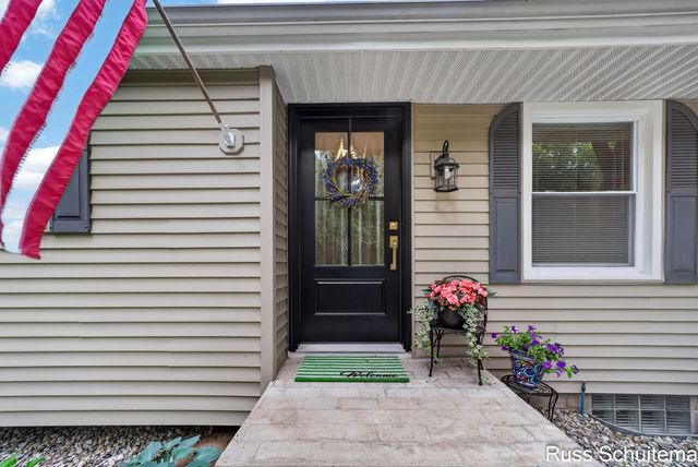 18270 N Fruitport Road, Spring Lake, MI 49456
