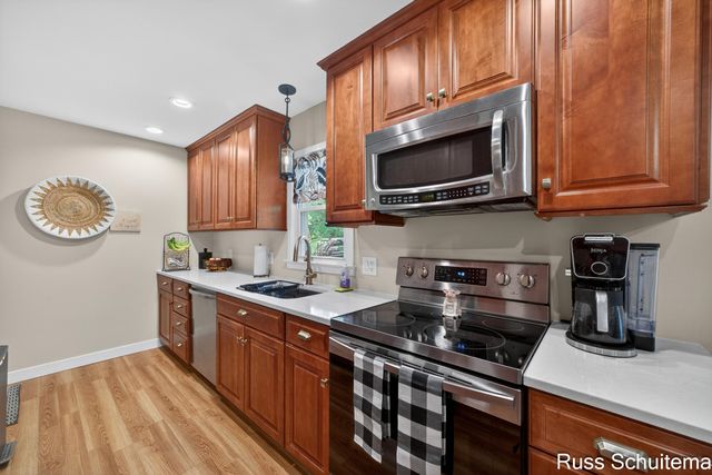 18270 N Fruitport Road, Spring Lake, MI 49456