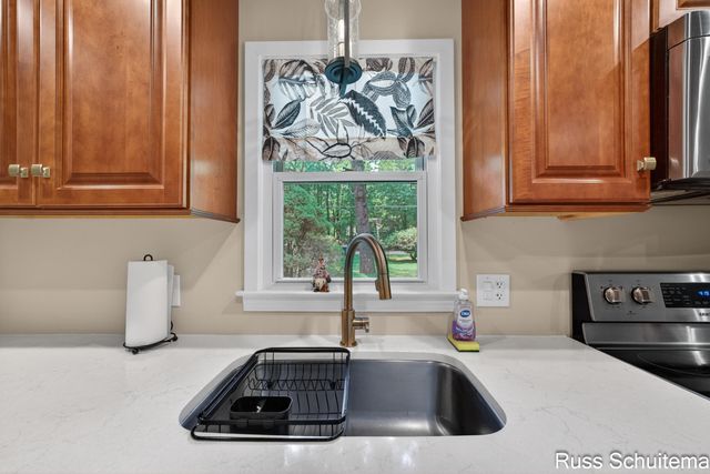 18270 N Fruitport Road, Spring Lake, MI 49456