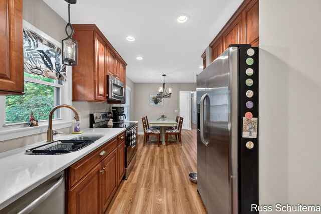 18270 N Fruitport Road, Spring Lake, MI 49456
