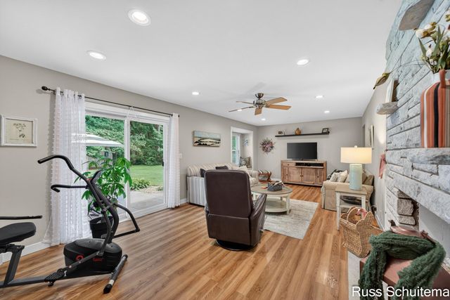 18270 N Fruitport Road, Spring Lake, MI 49456