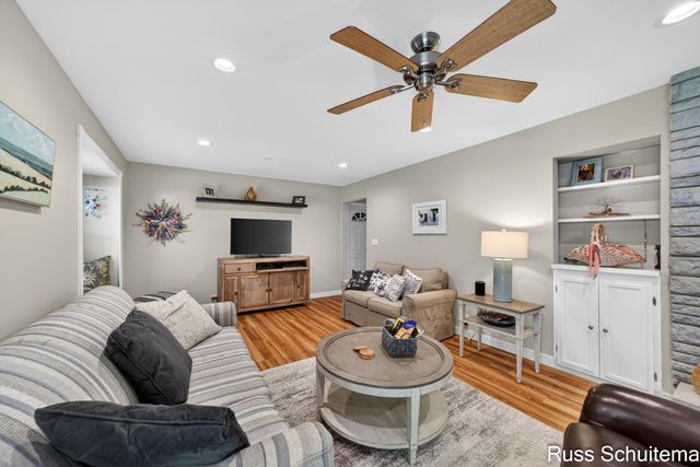 18270 N Fruitport Road, Spring Lake, MI 49456