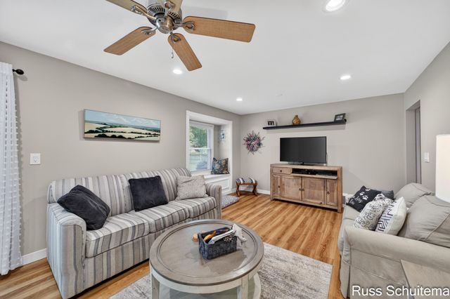 18270 N Fruitport Road, Spring Lake, MI 49456