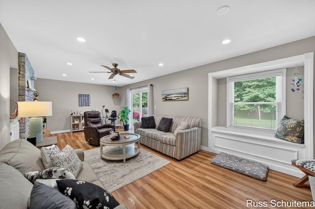 18270 N Fruitport Road, Spring Lake, MI 49456