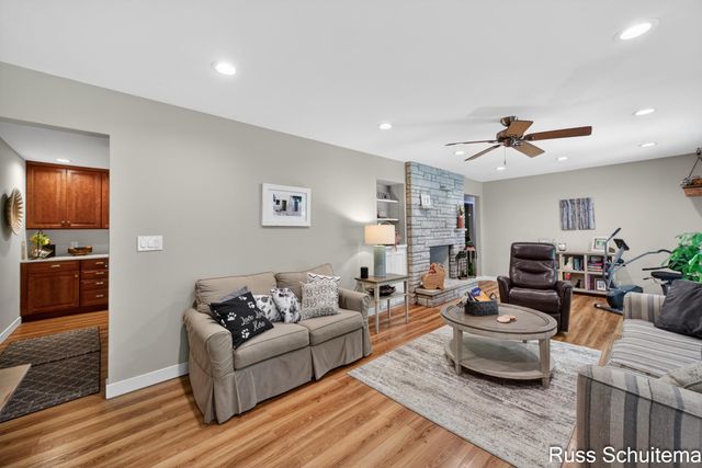 18270 N Fruitport Road, Spring Lake, MI 49456