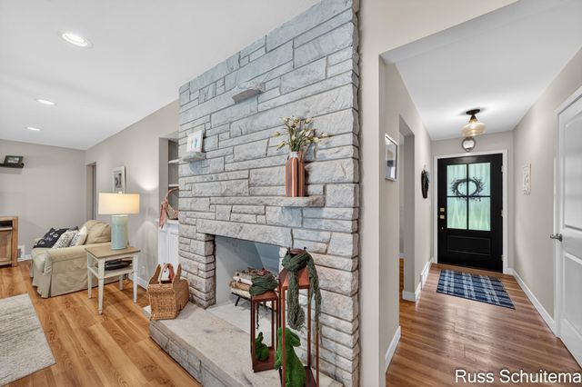 18270 N Fruitport Road, Spring Lake, MI 49456
