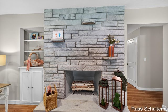 18270 N Fruitport Road, Spring Lake, MI 49456