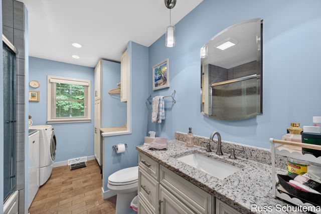 18270 N Fruitport Road, Spring Lake, MI 49456