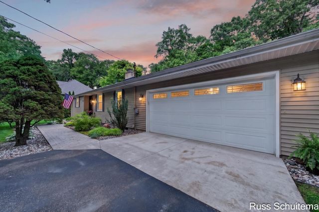 18270 N Fruitport Road, Spring Lake, MI 49456