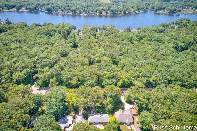 18270 N Fruitport Road, Spring Lake, MI 49456