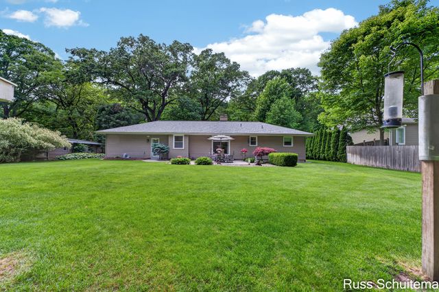 18270 N Fruitport Road, Spring Lake, MI 49456