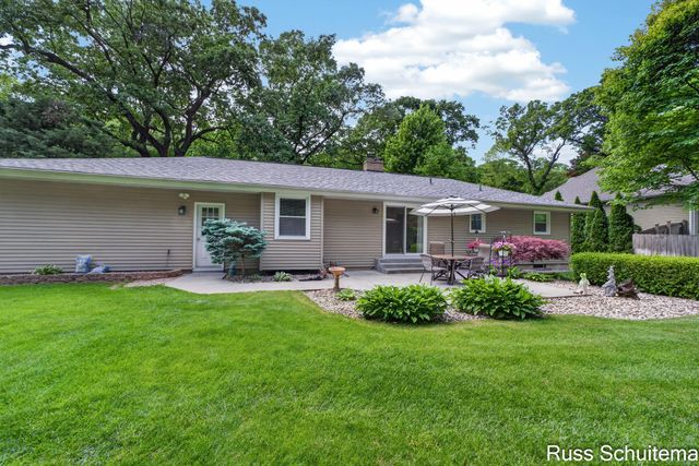 18270 N Fruitport Road, Spring Lake, MI 49456